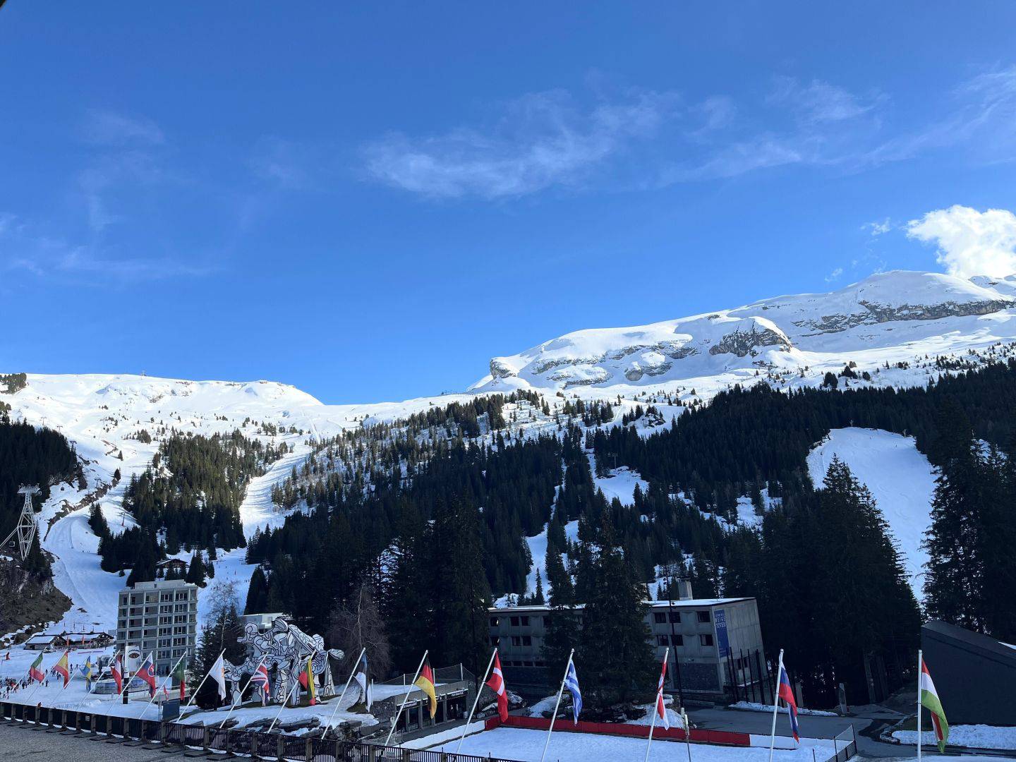 DEUX APPARTEMENTS REUNIS au PIED DES PISTES dans résidence recherchée