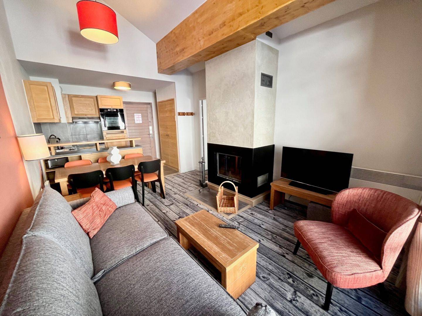 3 PIECES avec CHEMINEE COTE FORET dans RESIDENCE DE TOURISME 5* PIED DES PISTES