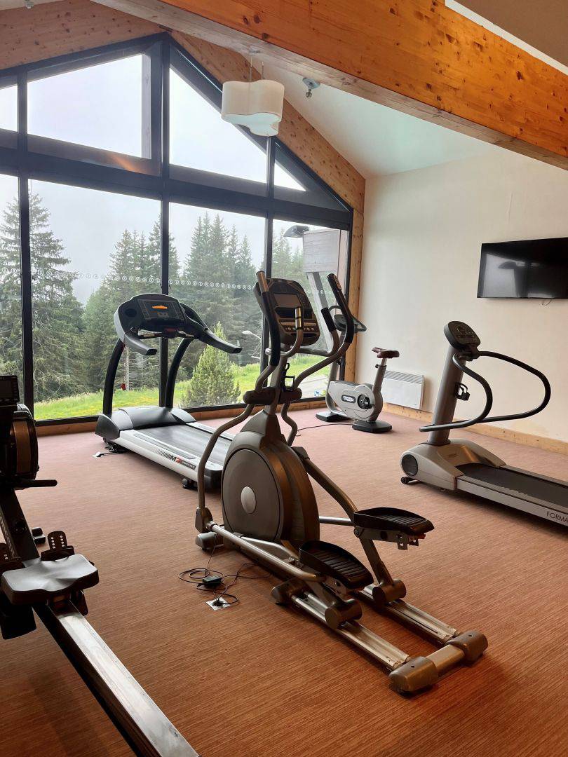 3 PIECES avec CHEMINEE COTE FORET dans RESIDENCE DE TOURISME 5* PIED DES PISTES