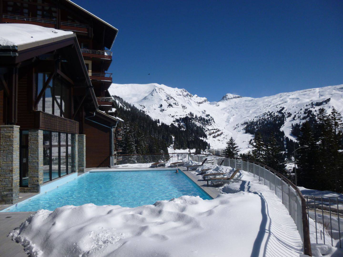 3 PIECES avec CHEMINEE COTE FORET dans RESIDENCE DE TOURISME 5* PIED DES PISTES
