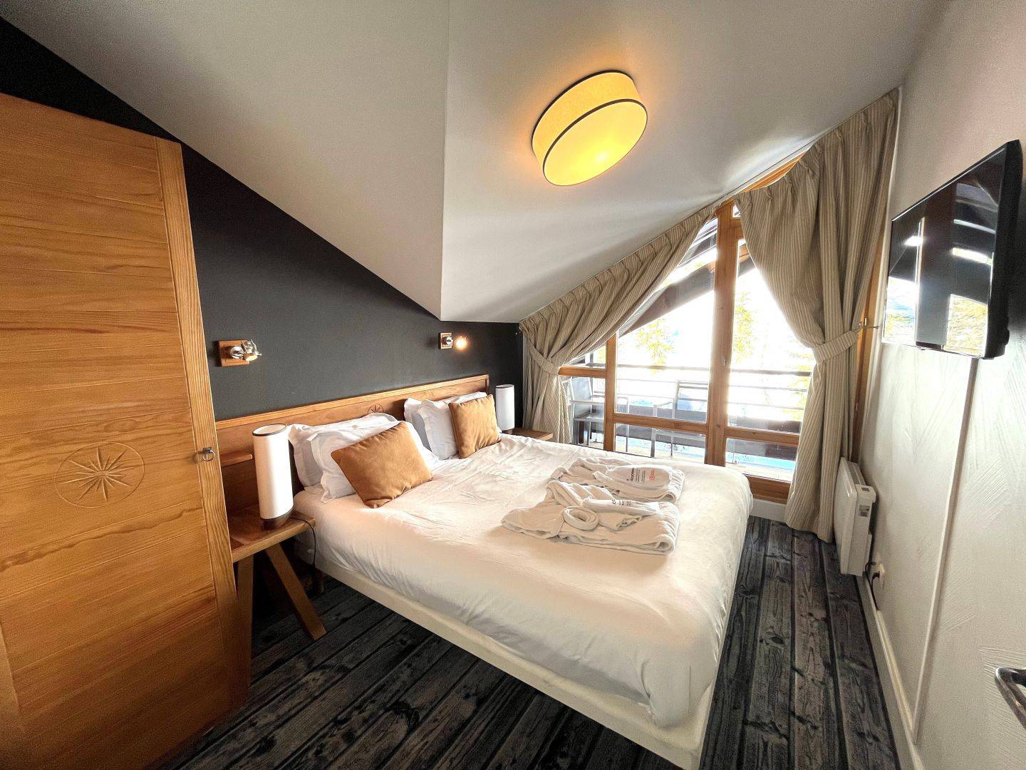 3 PIECES avec CHEMINEE COTE FORET dans RESIDENCE DE TOURISME 5* PIED DES PISTES