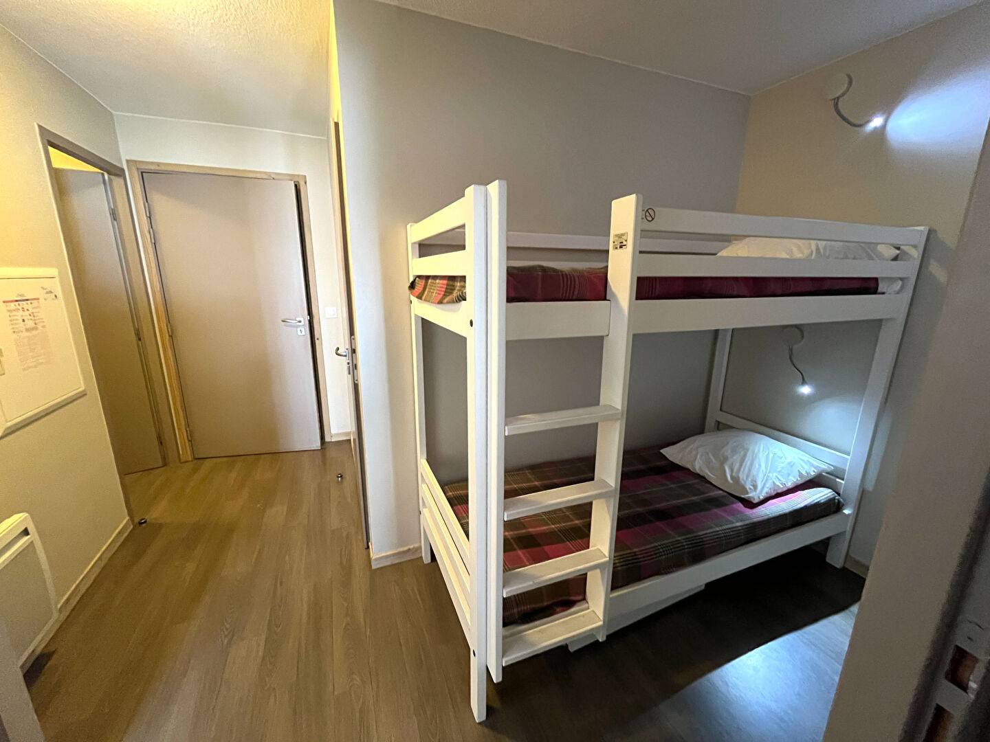 2 PIECES COIN MONTAGNE avec PARKING au PIED DES PISTES