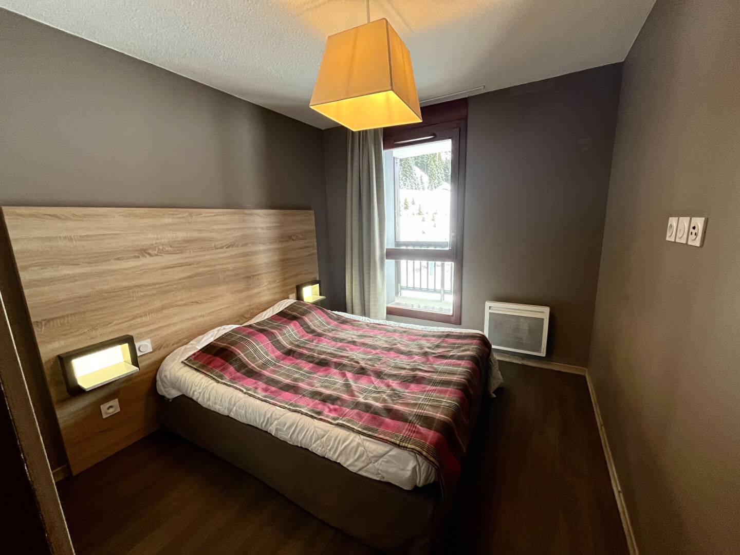 2 PIECES COIN MONTAGNE avec PARKING au PIED DES PISTES