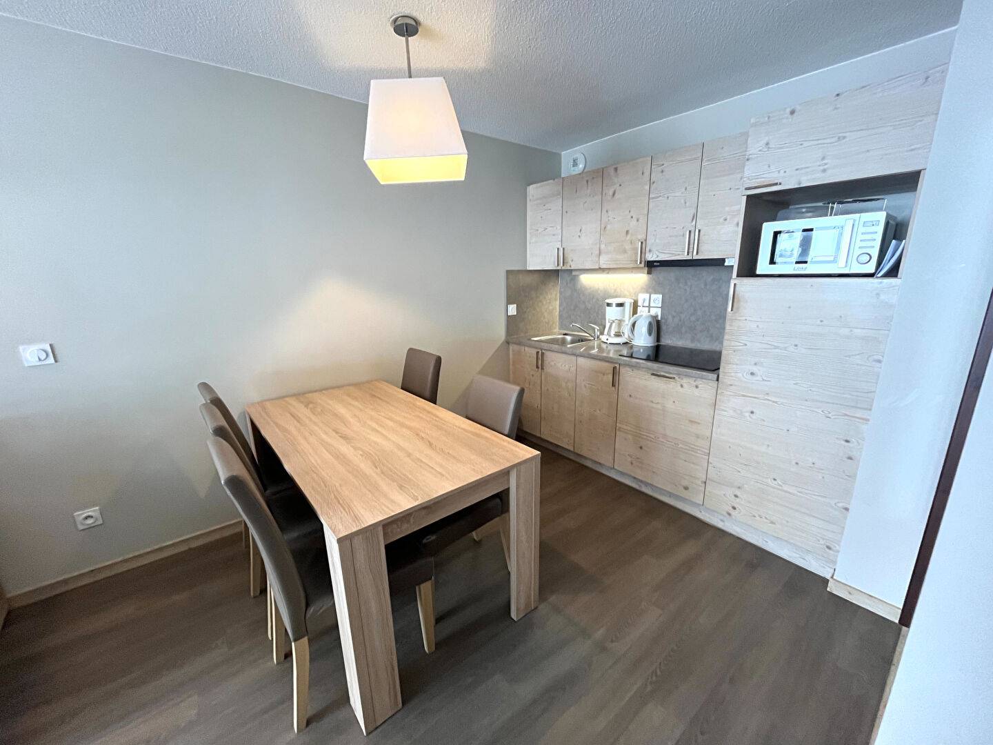 2 PIECES COIN MONTAGNE avec PARKING au PIED DES PISTES