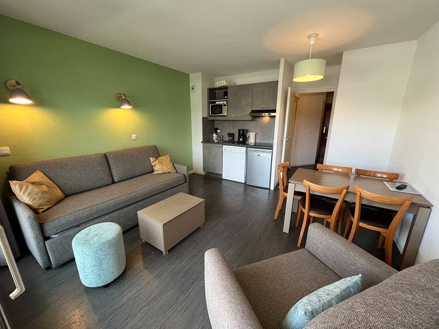 2 PIECES SUD avec PARKING COUVERT  en bon état