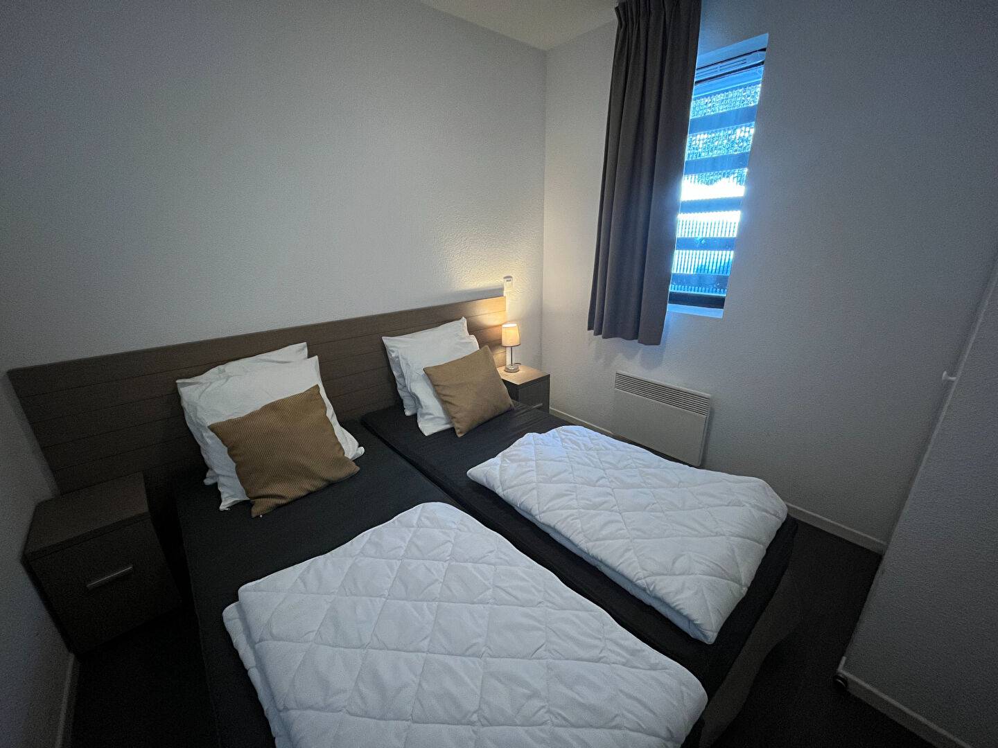 2 PIECES SUD avec PARKING COUVERT  en bon état