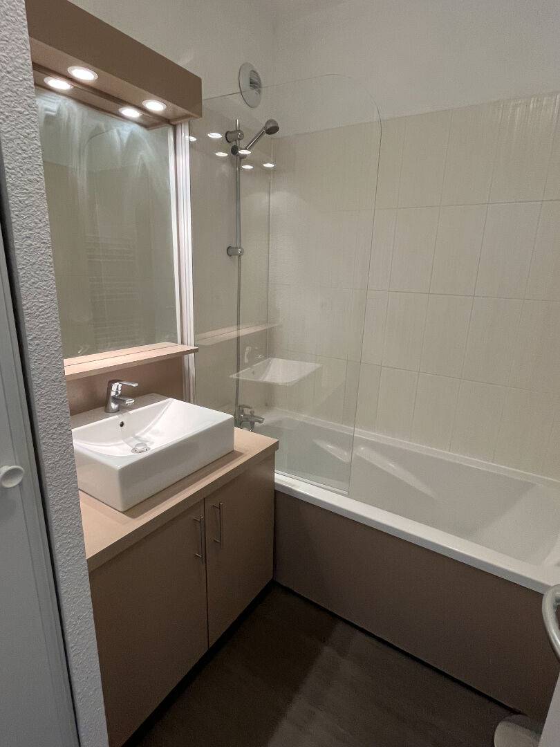 2 PIECES SUD avec PARKING COUVERT  en bon état