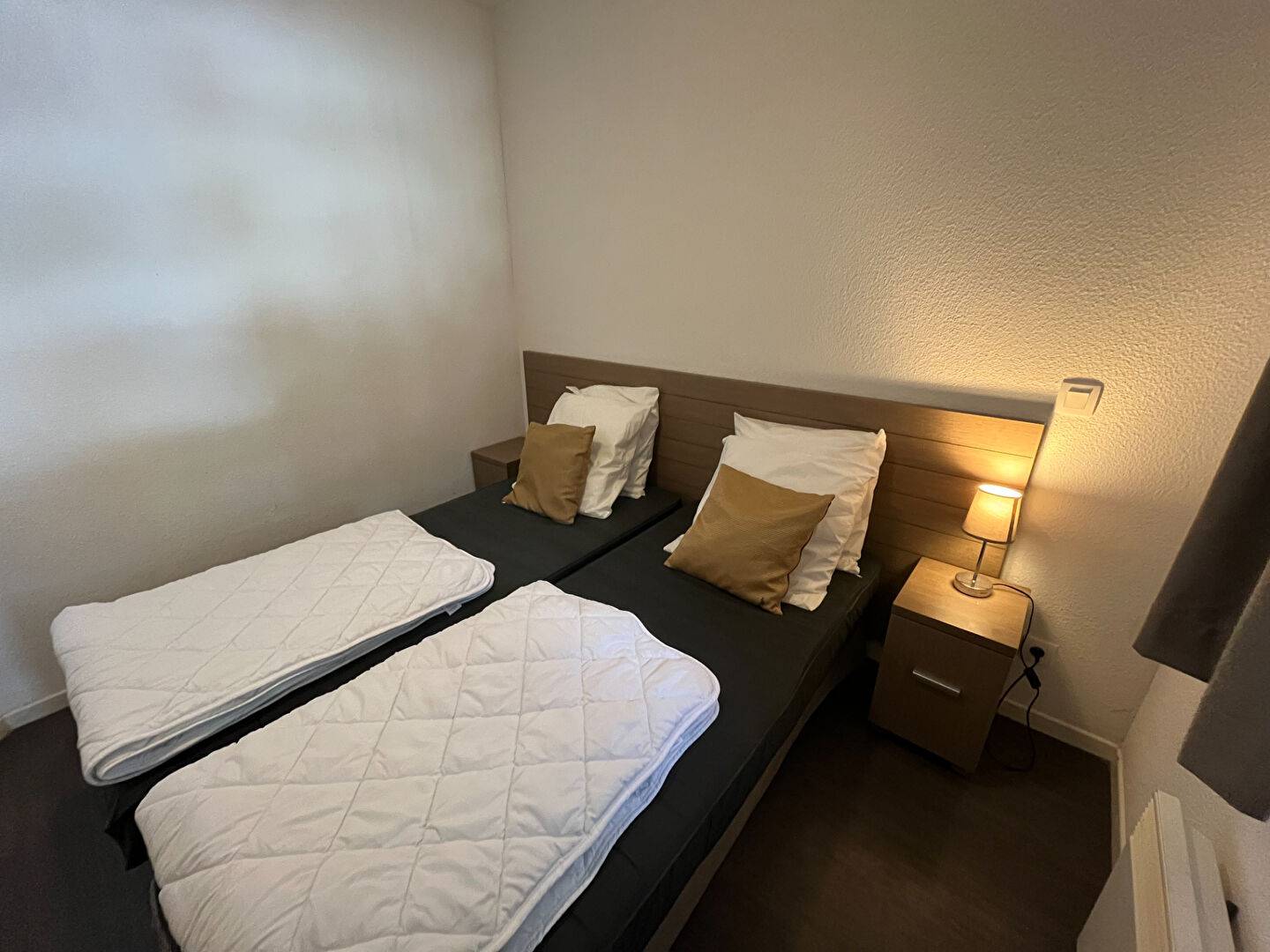 2 PIECES SUD avec PARKING COUVERT  en bon état