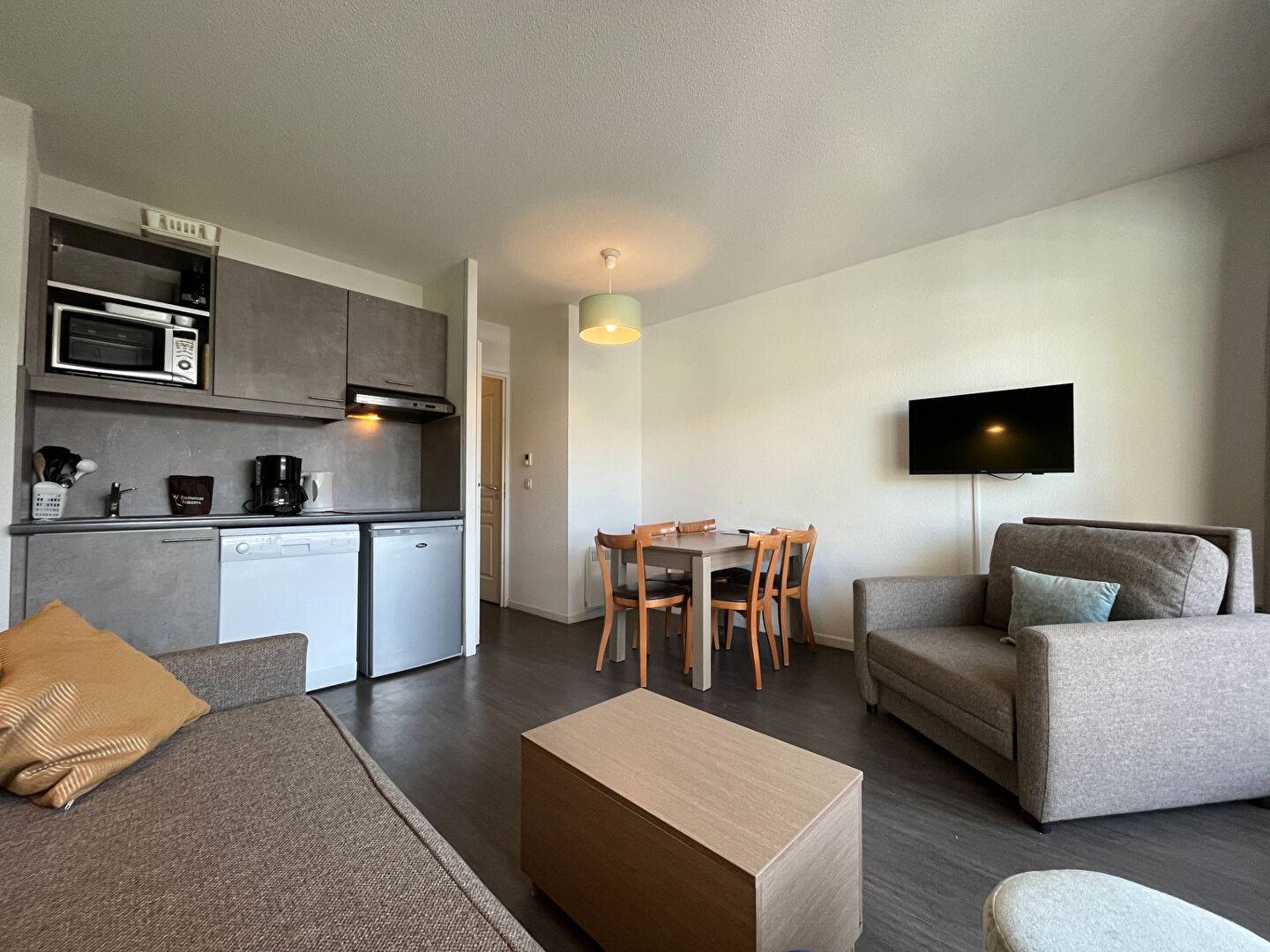 2 PIECES SUD avec PARKING COUVERT  en bon état