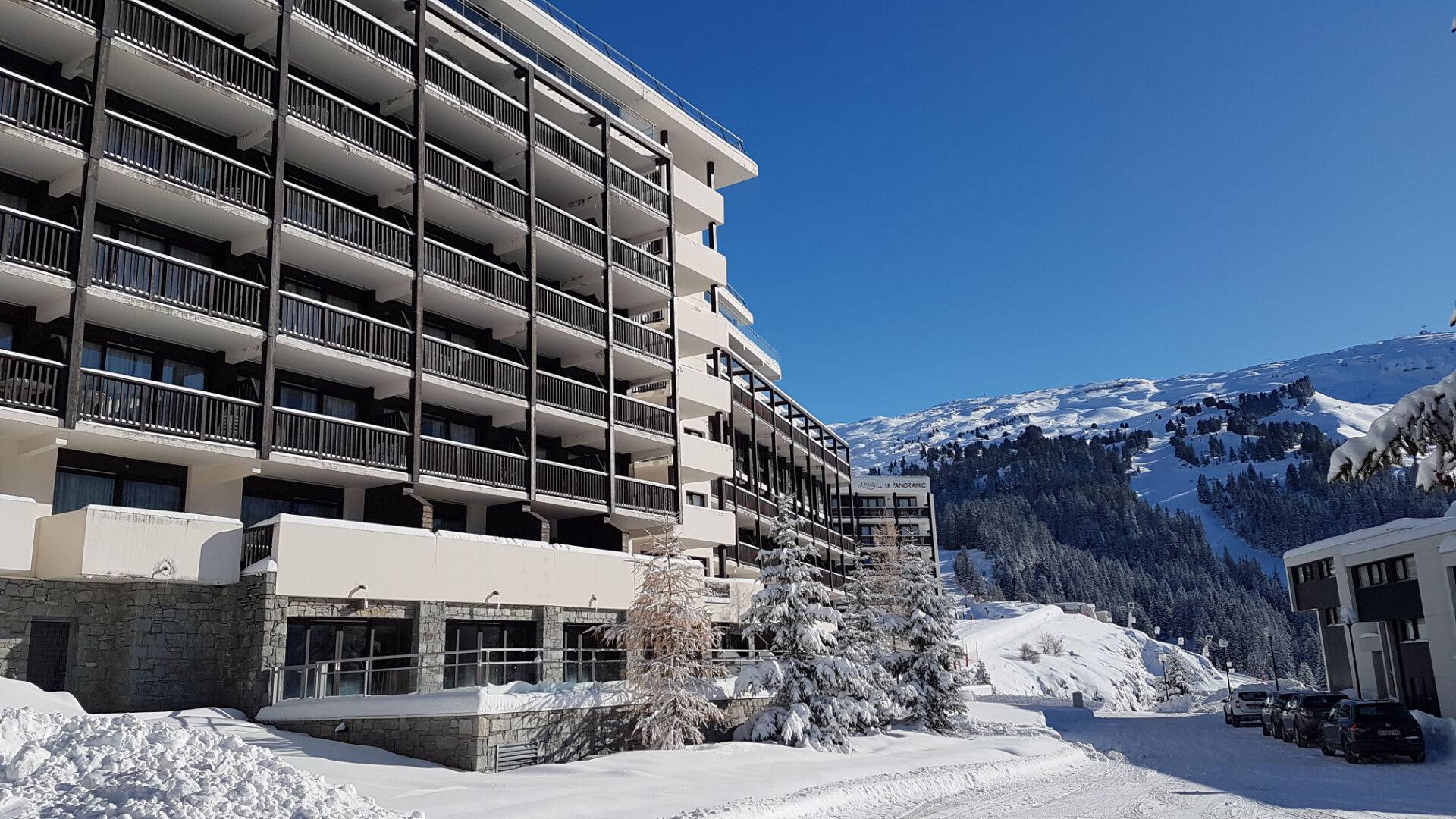 2 PIECES SUD avec PARKING COUVERT  en bon état