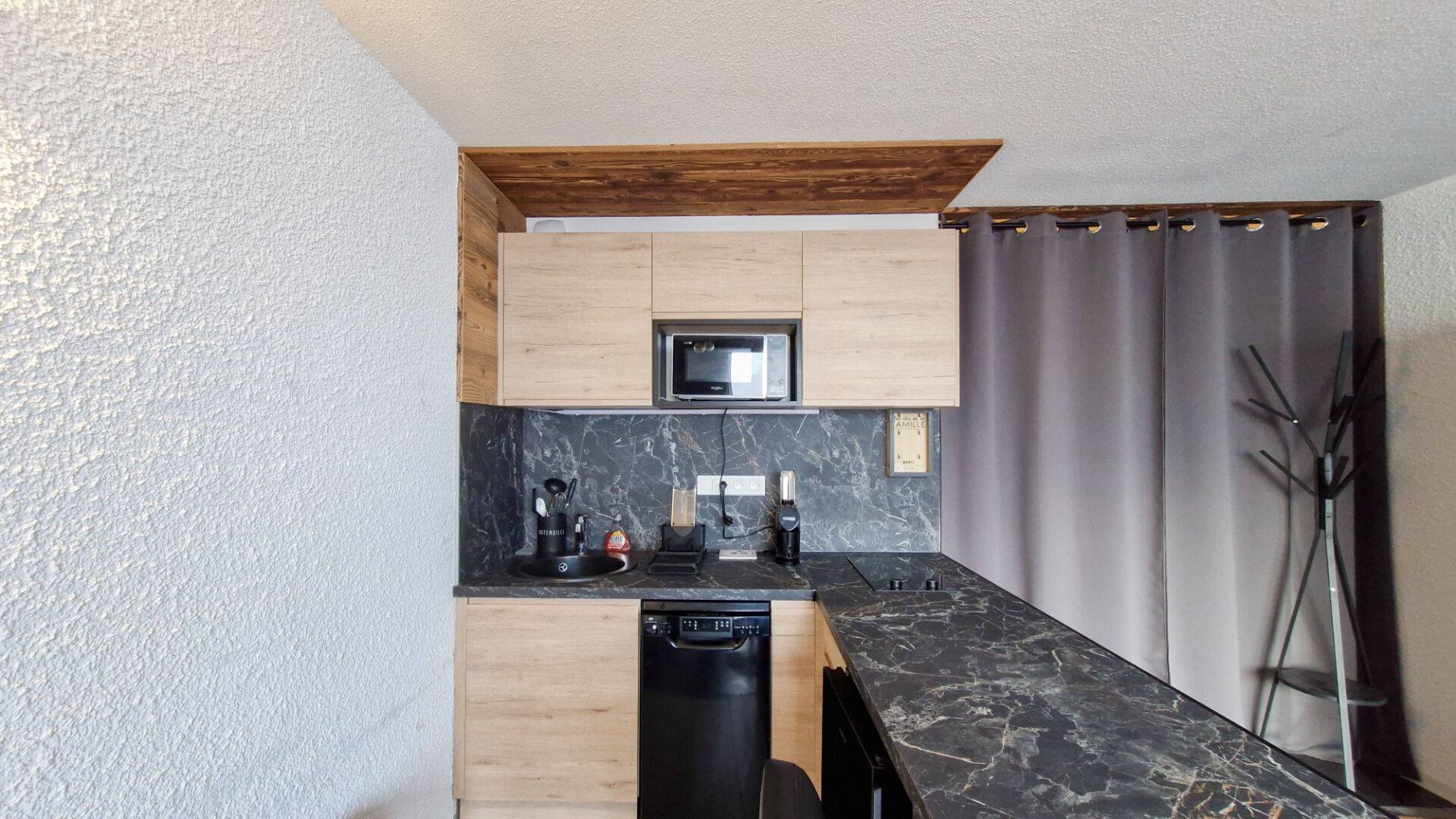 RARE : STUDIO COIN MONTAGNE Sud entièrement RENOVE