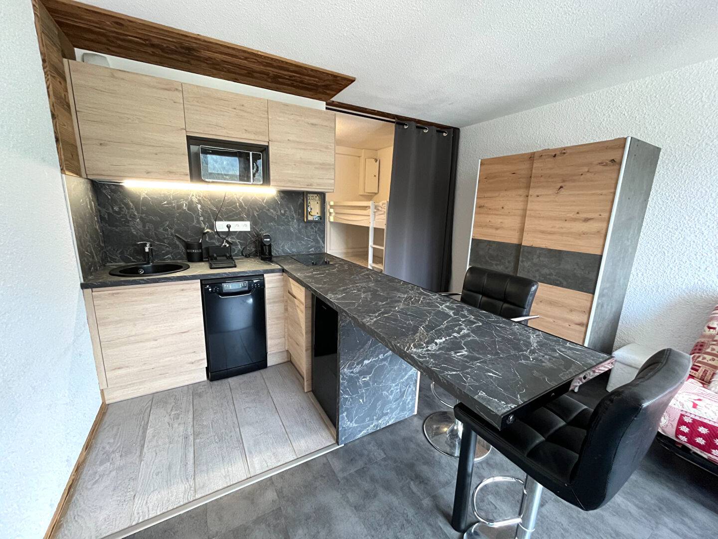 RARE : STUDIO COIN MONTAGNE Sud entièrement RENOVE