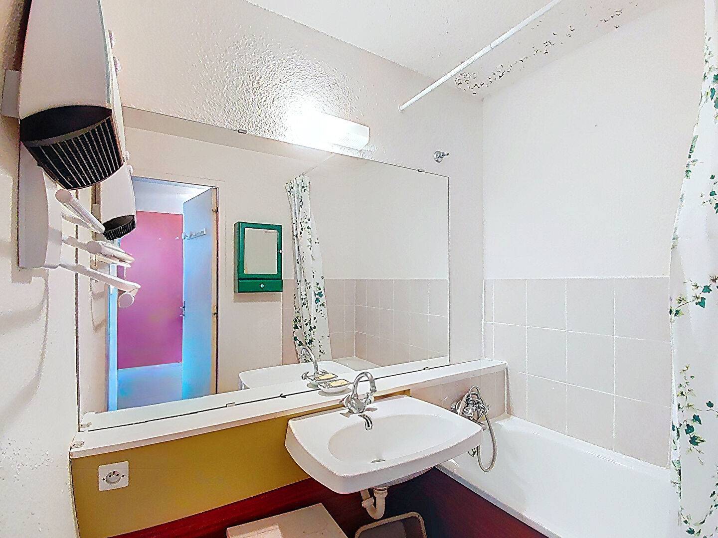 Studio avec balcon situé au 14ème étage de la résidence Soyouz Vanguard