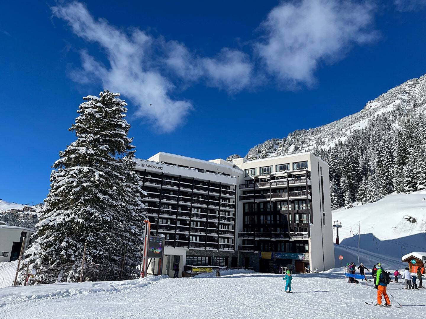 2 PIECES COIN MONTAGNE avec PARKING au PIED DES PISTES