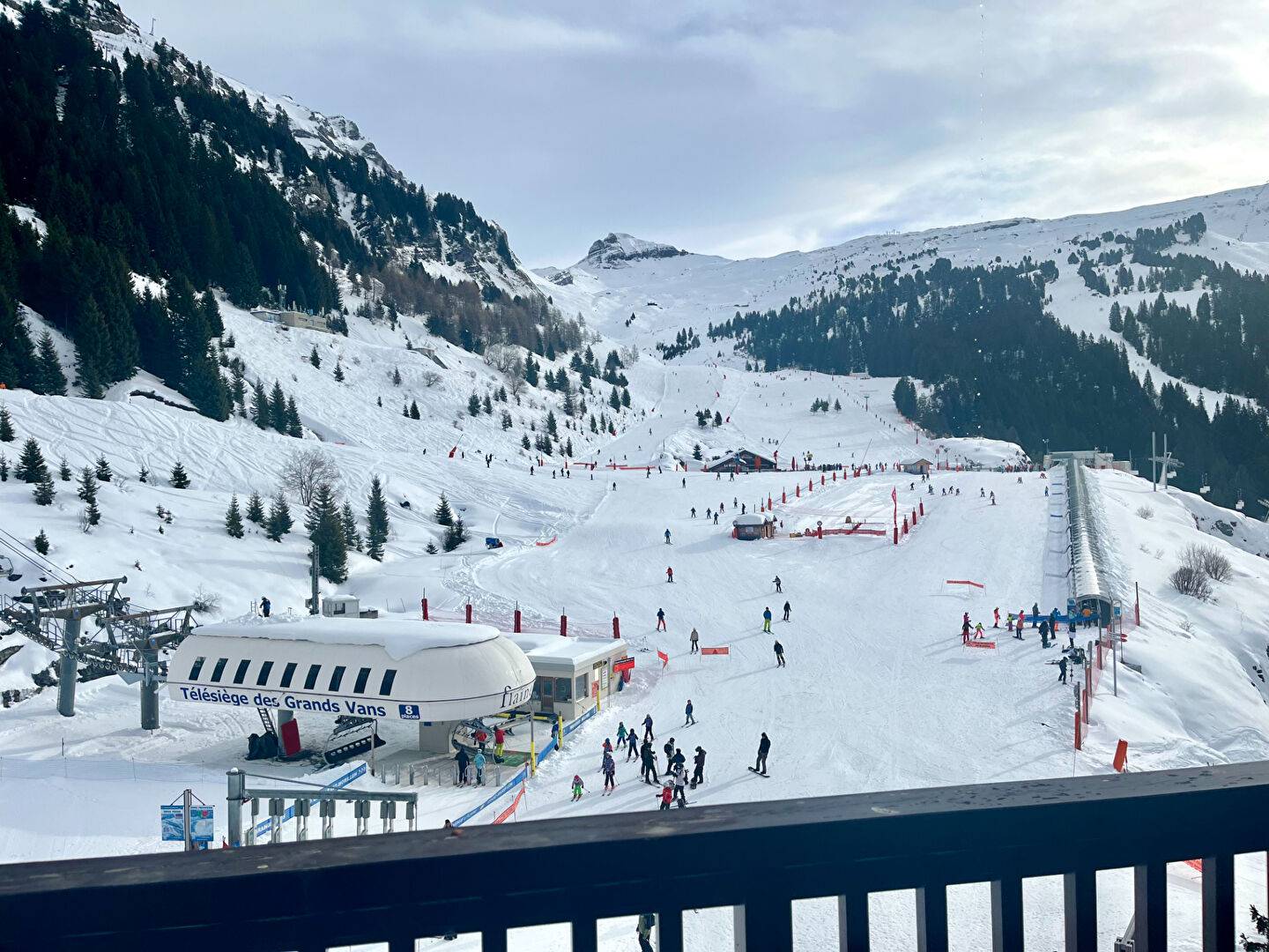 2 PIECES COIN MONTAGNE avec PARKING au PIED DES PISTES