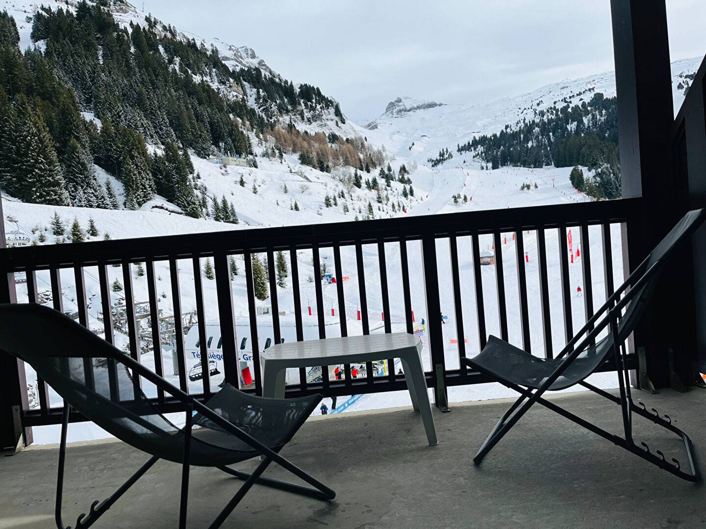 2 PIECES COIN MONTAGNE avec PARKING au PIED DES PISTES