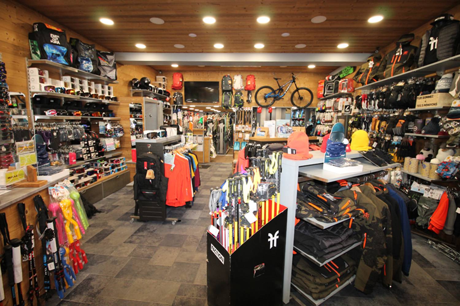 Fonds + murs commerciaux de 84.86 m² + réserve de 30 m² en mezzanine - Emplacement très bon