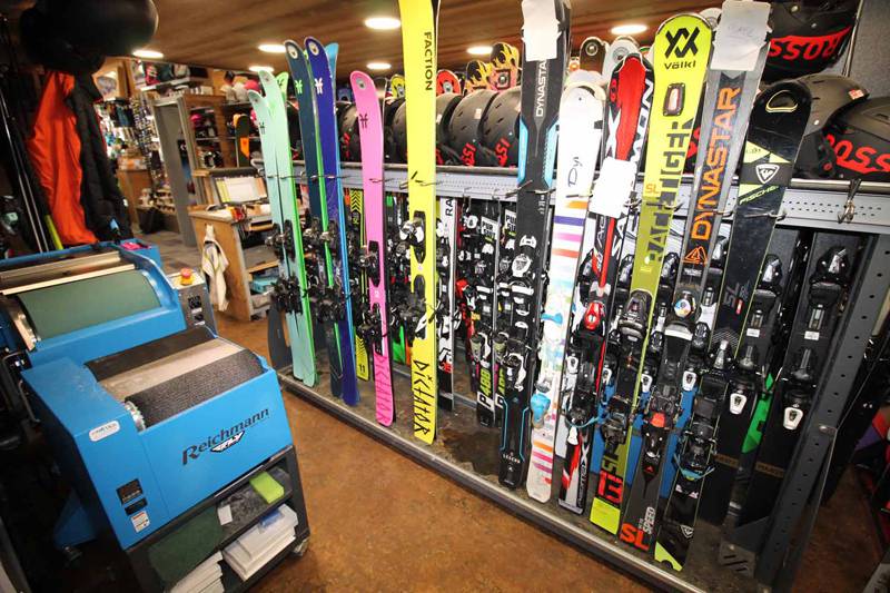 Fonds + murs commerciaux de 84.86 m² + réserve de 30 m² en mezzanine - Emplacement très bon