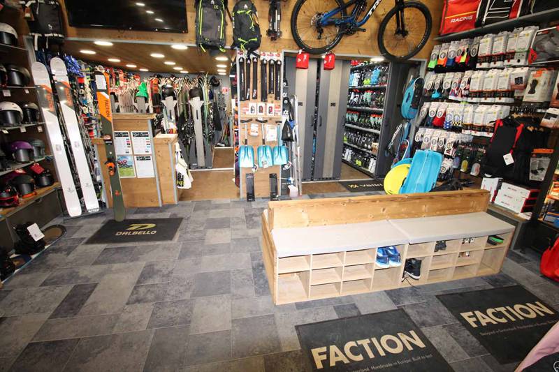 Fonds + murs commerciaux de 84.86 m² + réserve de 30 m² en mezzanine - Emplacement très bon