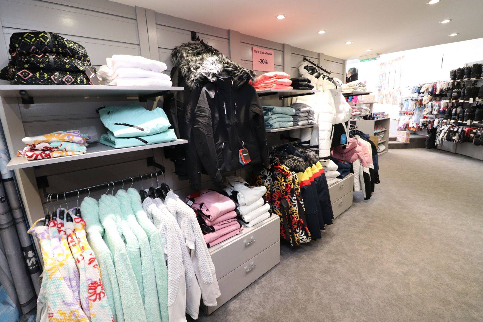 Fonds de commerce de 150 m² + réserve de 100 m²  - Emplacement excellent