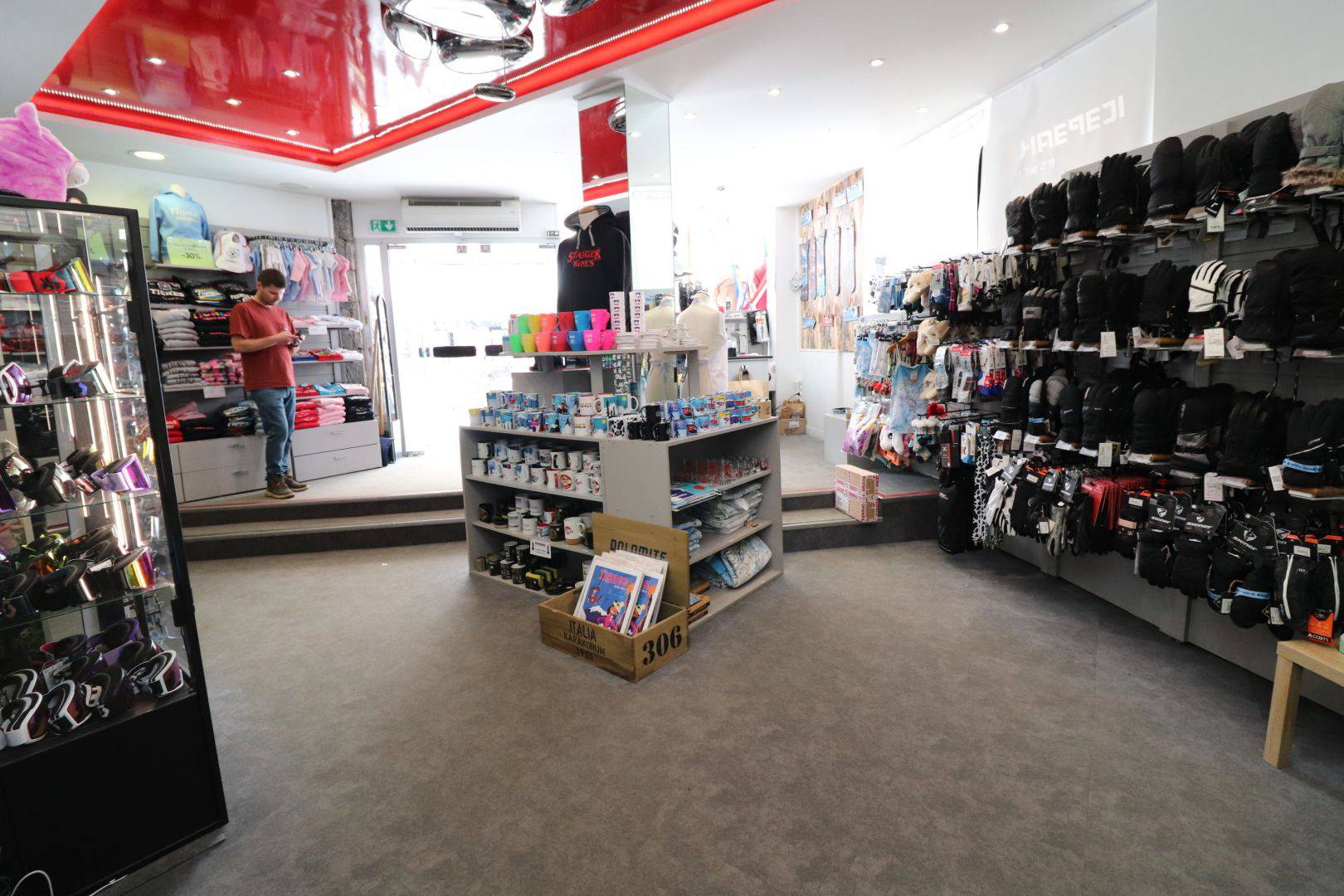 Fonds de commerce de 150 m² + réserve de 100 m²  - Emplacement excellent